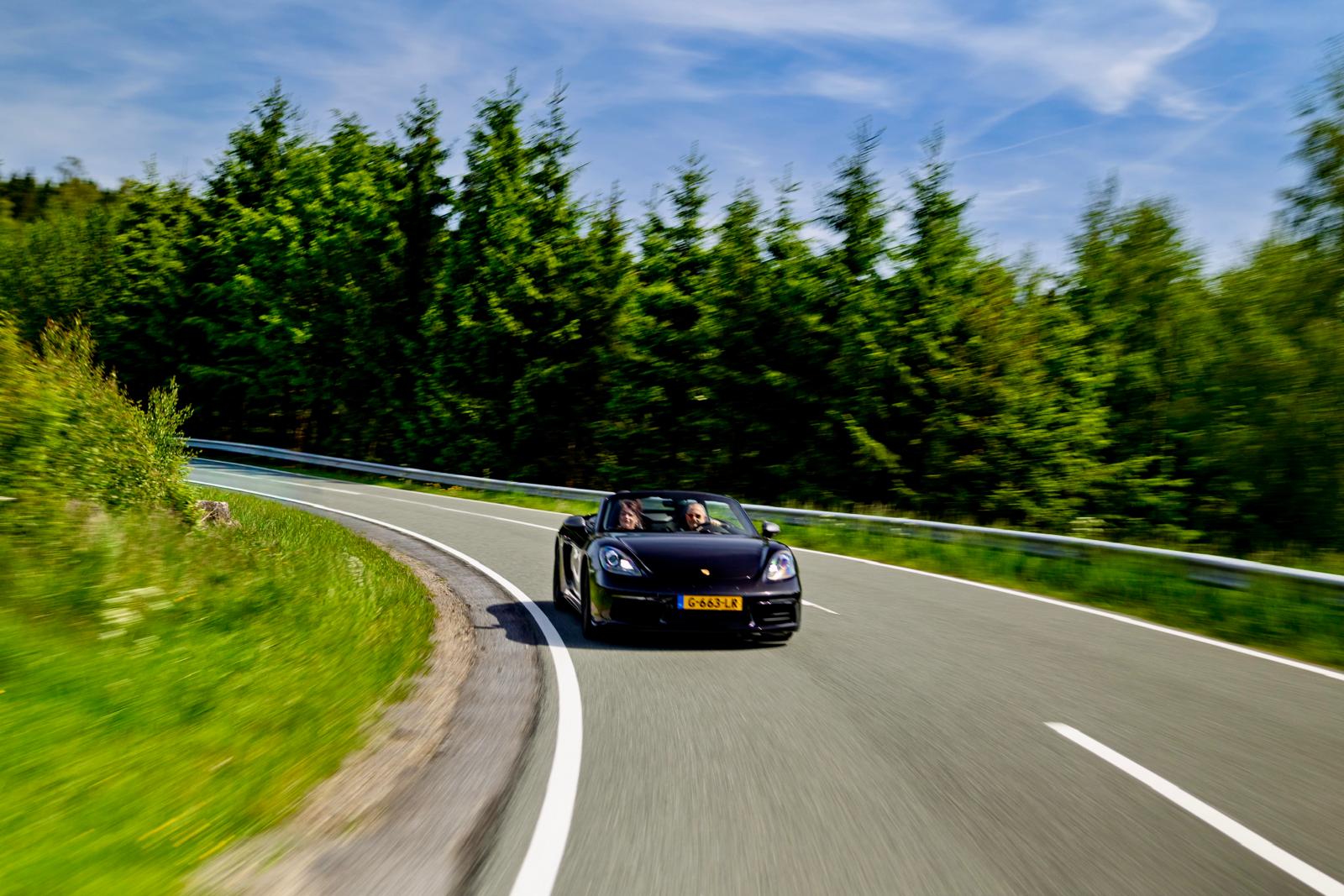 Cabrio op een schilderachtige weg