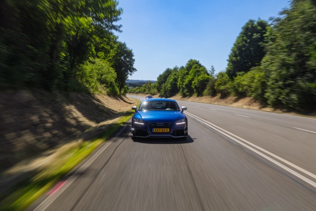 Cabrio op een schilderachtige weg