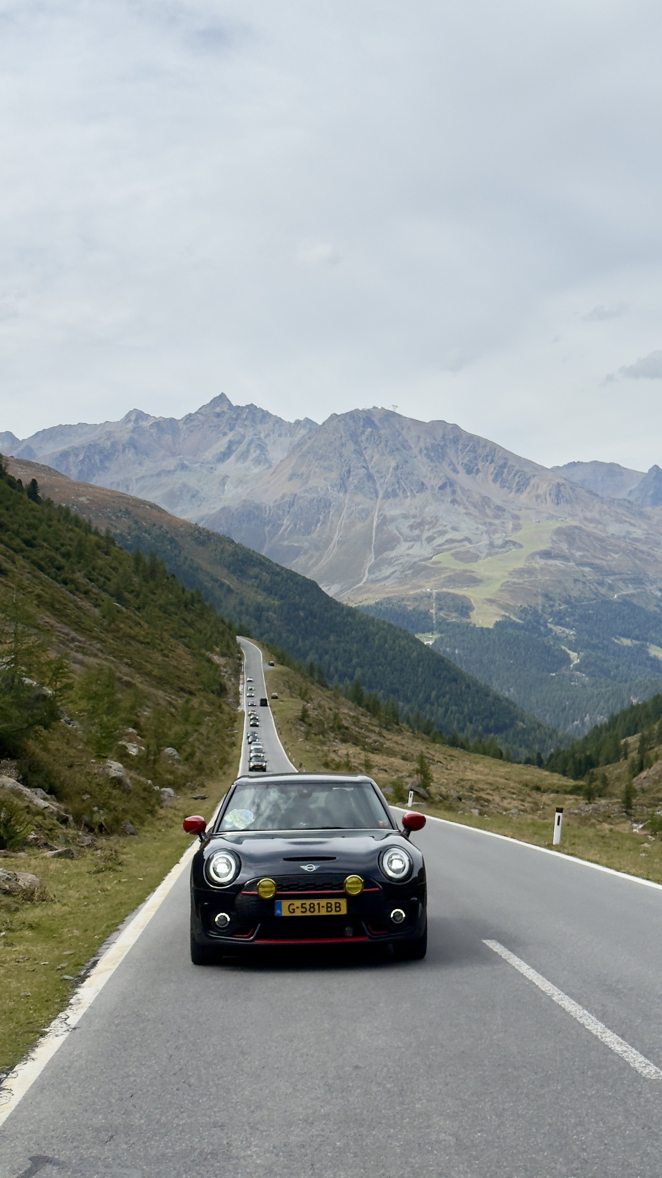 Bergweg tussen de toppen